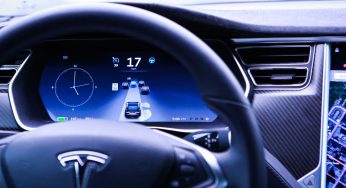 Tesla’nın otopilot güncellemesi Aralık’ta kullanılabilecek